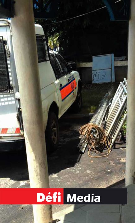 L’échelle utilisée par les deux hommes.