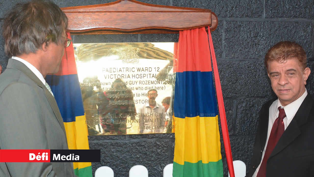 Anil Gayan et Rudy Lenette dévoilant une plaque commémorative.