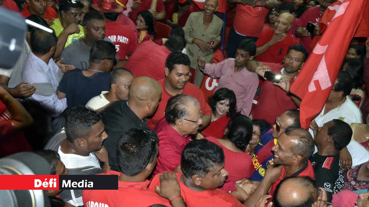 Navin Ramgoolam, seul orateur, s’est accordé un bain de foule à son arrivée au rassemblement de son parti.
