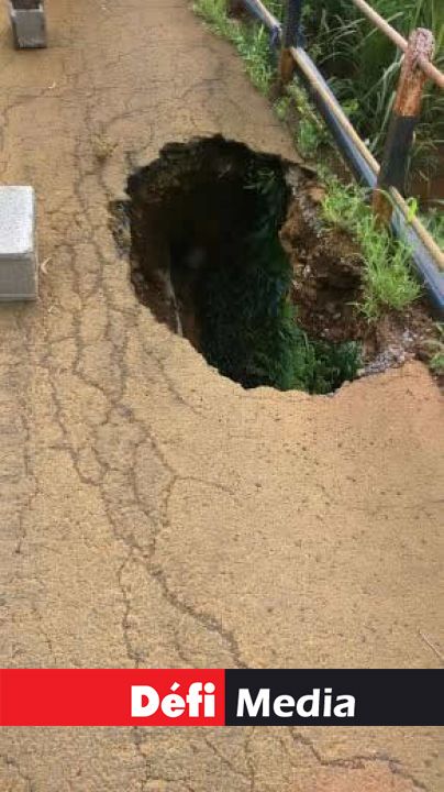 Un trou béant formé à la suite des grosses averses.