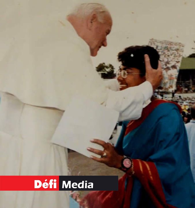 Sa rencontre avec le pape Jean Paul II, lors de sa visite à Maurice en 1989.
