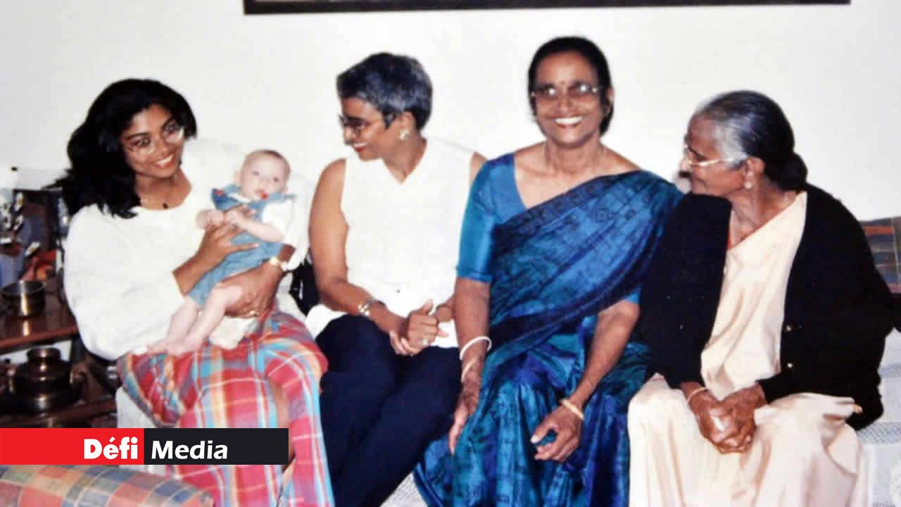 Les femmes de la famille sur cinq générations. De gauche à droite :
Anushka et sa fille, Loga Virahsawmy, et les deux grand-mères d’Anushka.