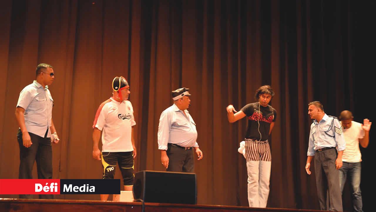 Les humoristes ont aussi égratigné la force policière dans leurs sketches.