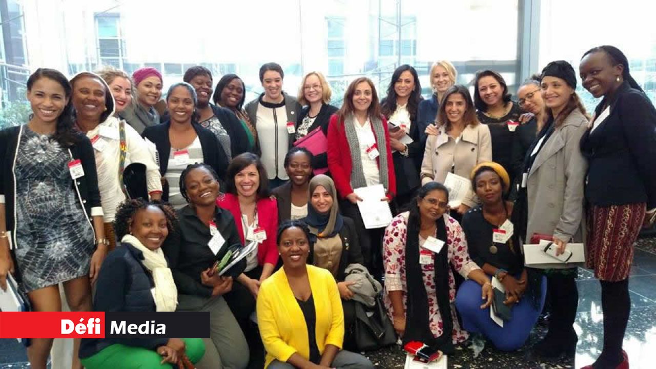 La jeune femme entrepreneur entourée par d’autres participantes.