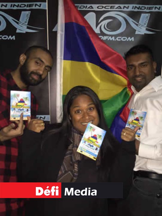 Diorella Armoogum entourée des deux DJs pour la soirée du 12 mars.