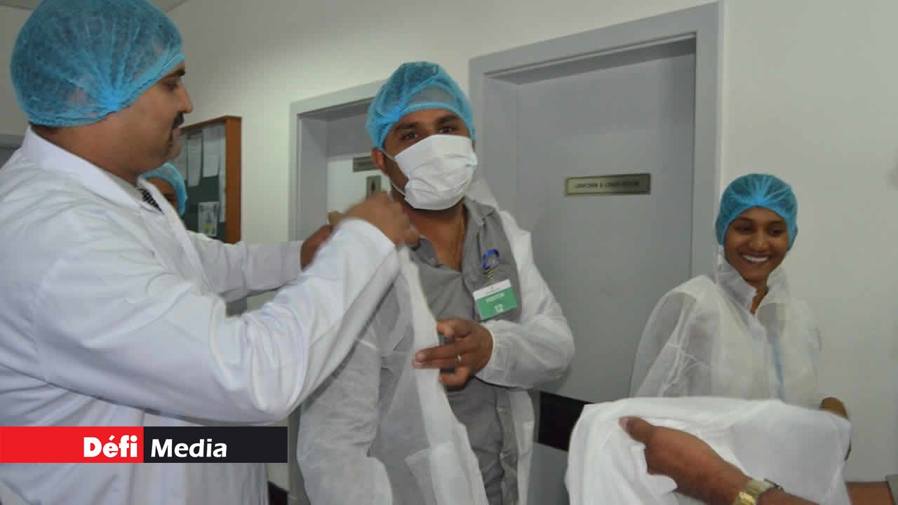 Blouses, masques et bonnets sont obligatoires pour pénétrer dans l’espace de production.