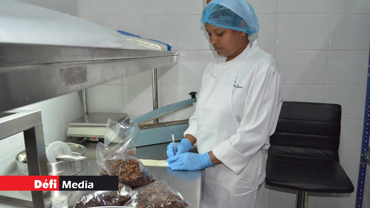 Les produits sont scrupuleusement analysés avant d’être emballés de nouveau.