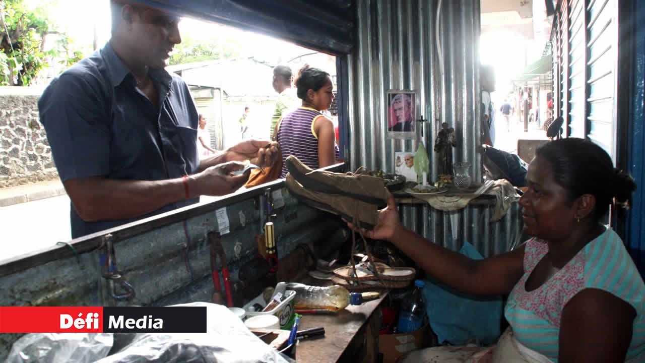 La clientèle de la cordonnière est composée autant d’hommes que de femmes.
