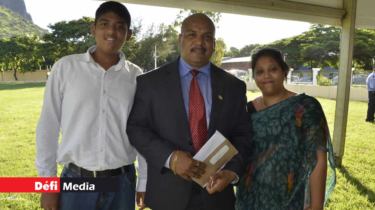 L’inspecteur Rajendranath Hurreeram de la VIPSU
en compagnie de son épouse et de son fils.