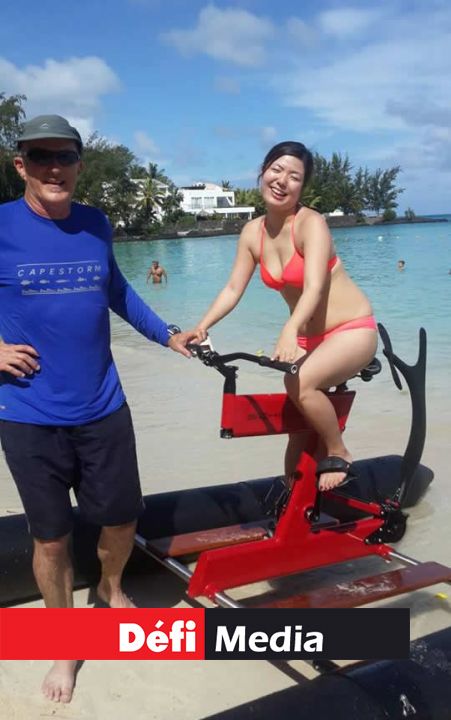 John Raath, représentant de la marque, fait découvrir la bicyclette flottante
aux Mauriciens et aux touristes.