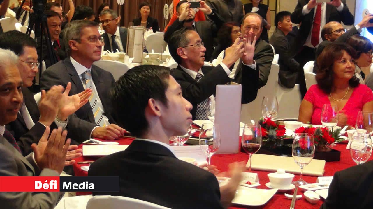 Xavier Luc Duval à un dîner de gala au Hilton.