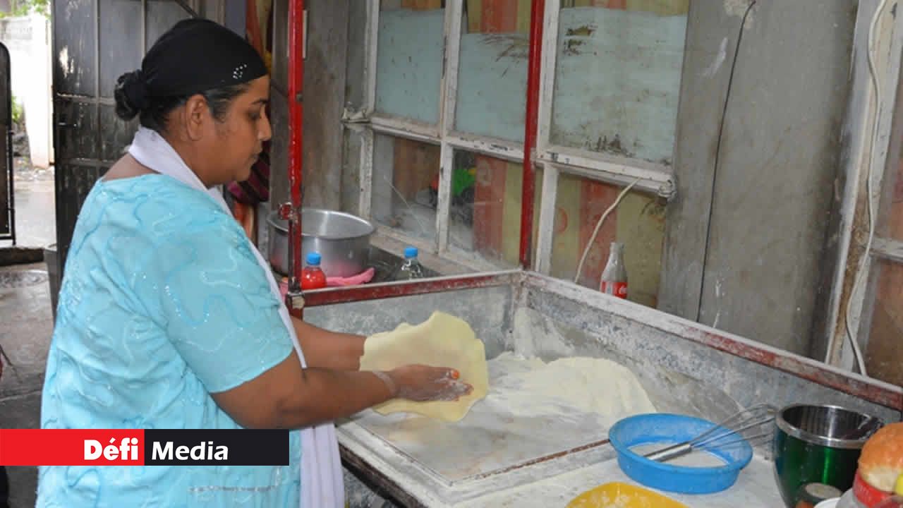 Une fois aplatie, il faut laisser reposer la pâte
pendant une heure avant de la frire.