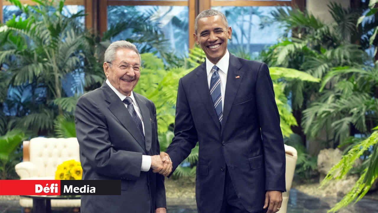 Le président américain Barack Obama (à dr.) serrant la main de son homologue cubain Raúl Castro.