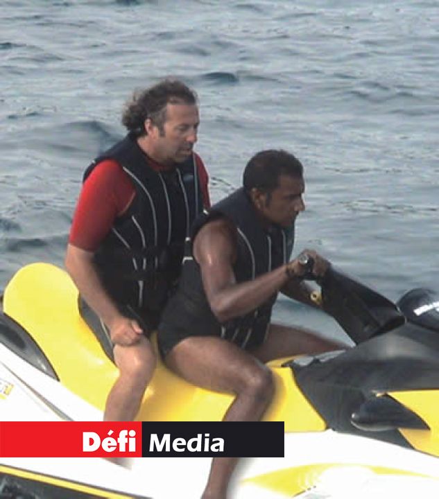 Le steward pilotant un scooter en compagnie d’une VIP.