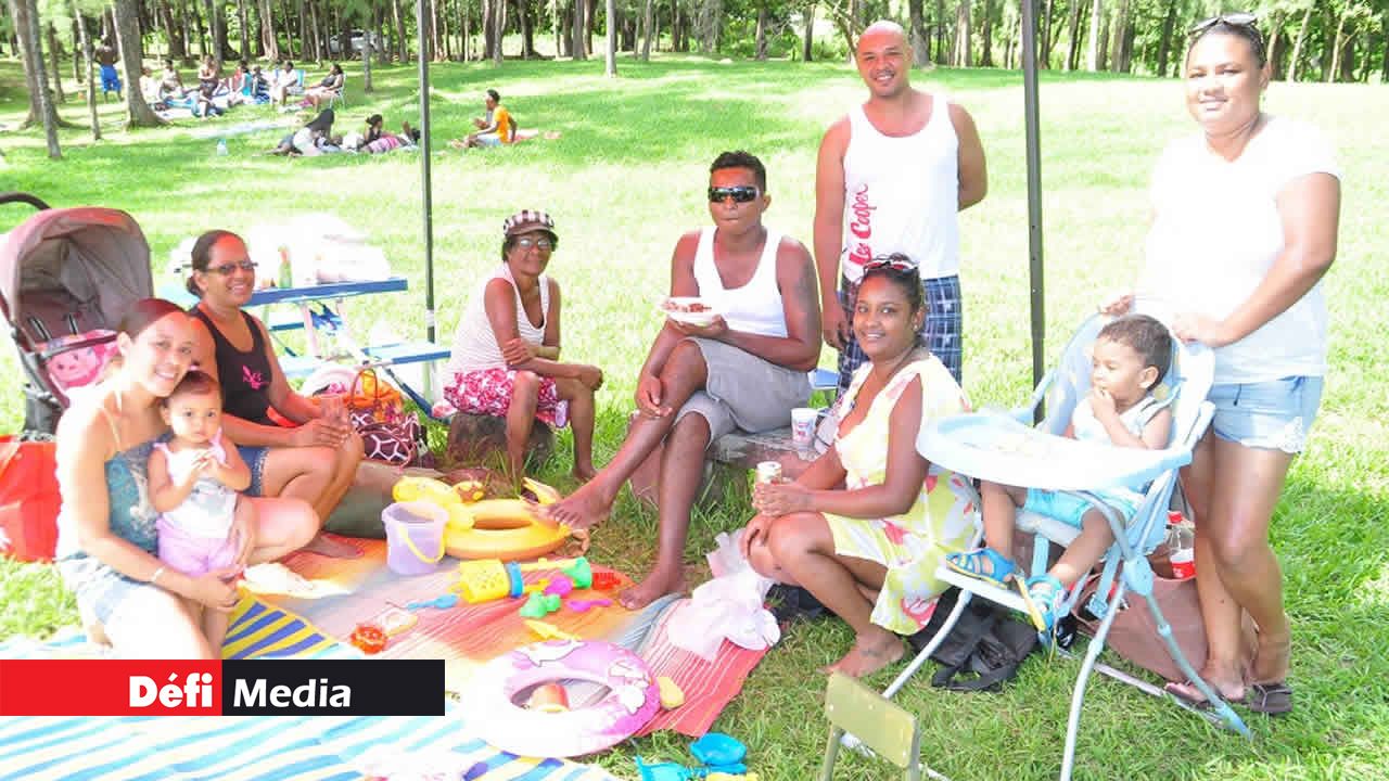 Le lundi de Pâques est synonyme de détente au bord de mer pour les familles Jasmin, Laviolette, Lindor et Labonne. Issues de Chemin-Grenier, elles perpétuent ainsi une tradition vieille de plus de trente ans à Ilôt Sanchot.