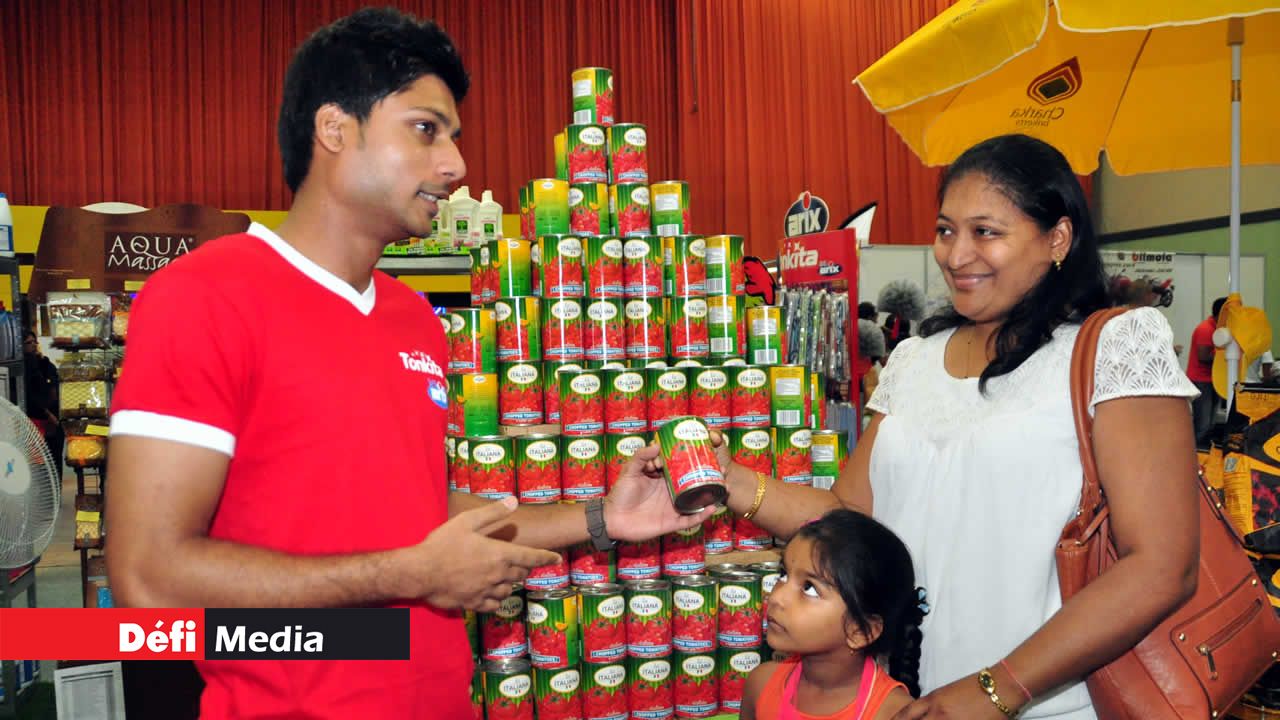Une consommatrice se renseignant sur les produits de la marque La Italia.