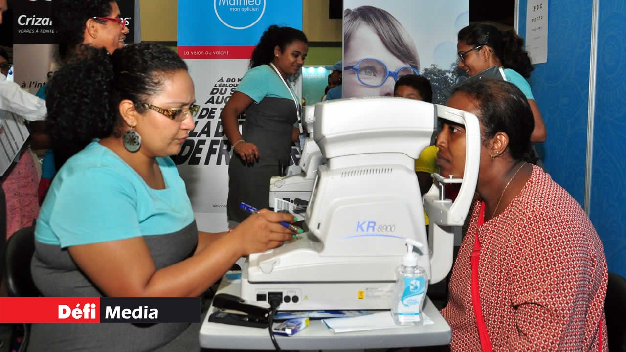 Le stand de Mathieu Opticien était l’un des plus prisés du Salon vendredi, car il offrait des tests gratuits de dépistage aux visiteurs.