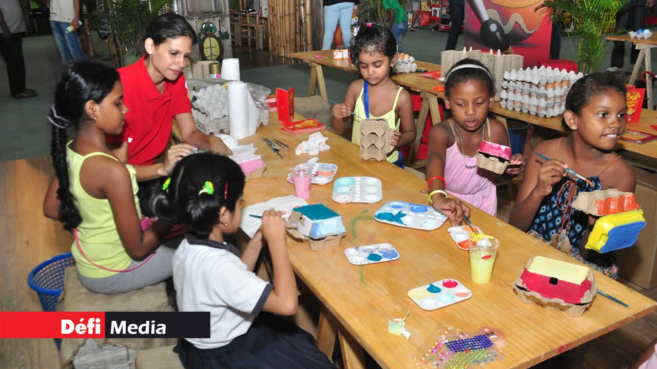 Des enfants, au stand d’Oeudor, ont appris
à planter une graine dans un oeuf.
