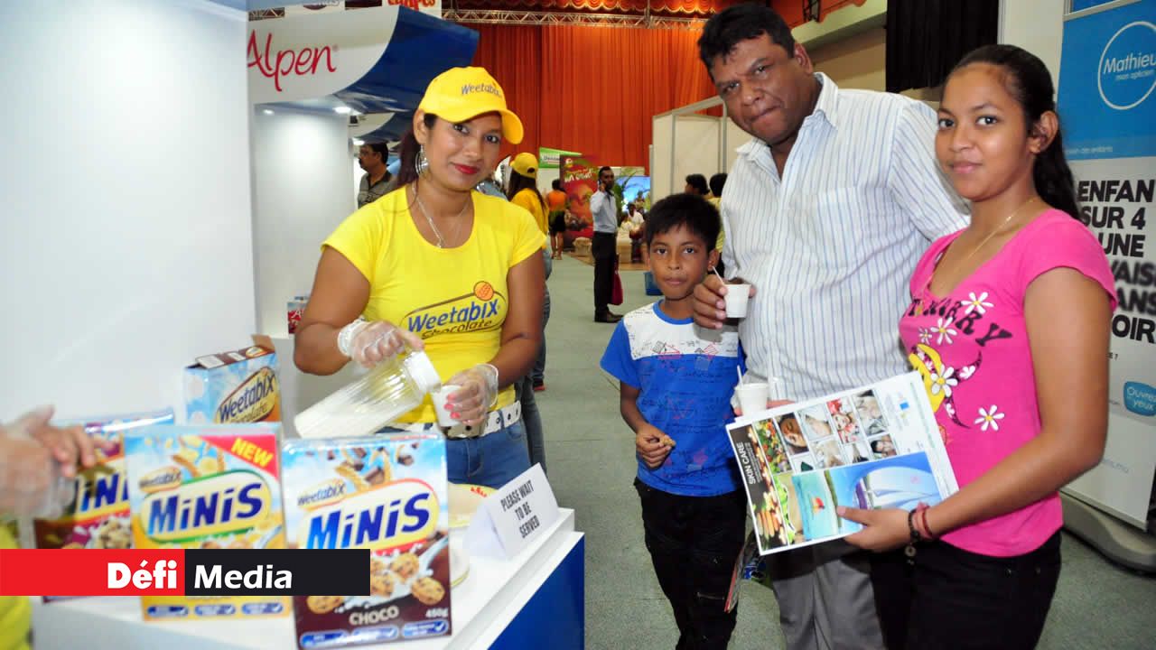 Les membres d’une famille goûtant les céréales Weetabix Mini’s.