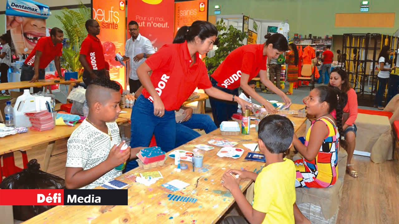 Les tout petits ont eu droit à un atelier de peinture de la société Inicia.