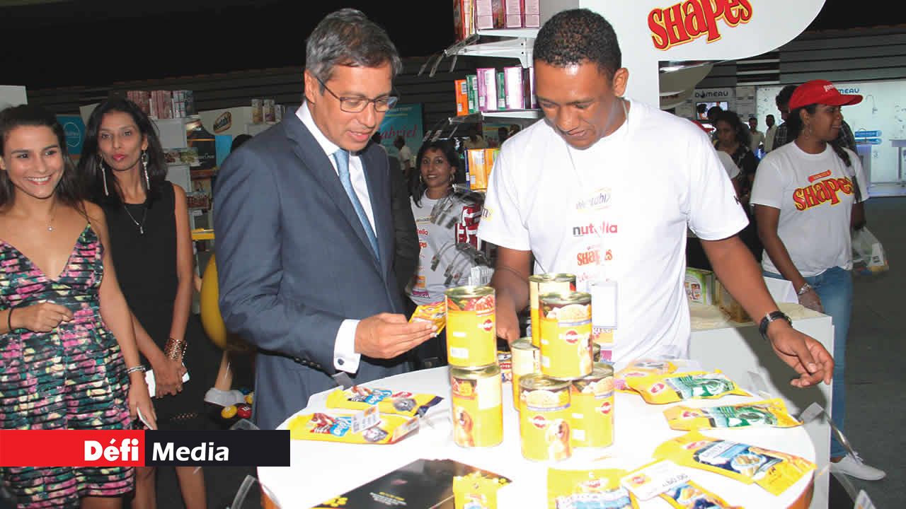 Le Premier ministre adjoint et ministre
du Tourisme découvre les produits Pedigree
sur le stand Weetabix et Nutella.