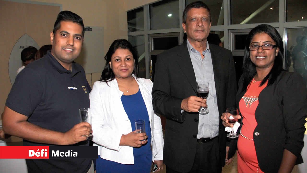 L’équipe de MauBank, avec Yaasiin Pookhan, Branch Manager, Shameemah Jaulim, Area Leader, Vinay Seebocus, Head of Retail Banking, et Bharati Rugoonauth, Branch Manager.