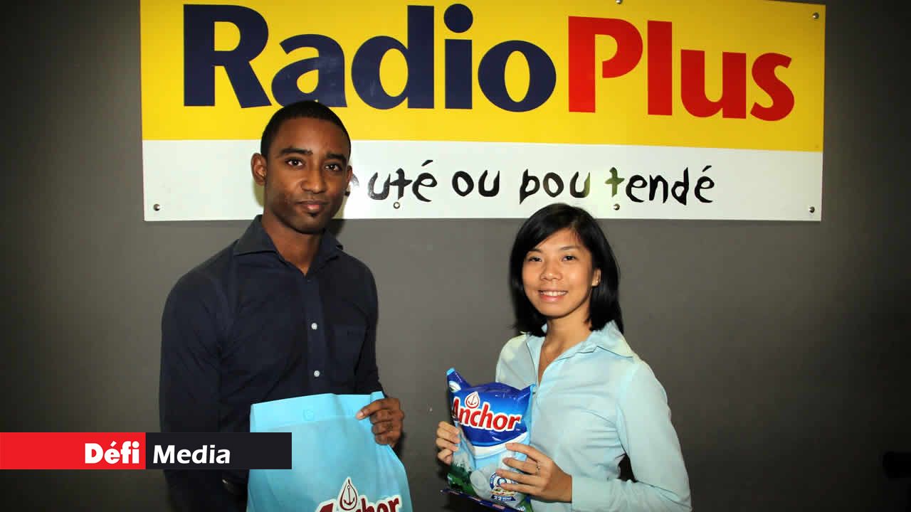 Stéphane Augustin et Laura Leong, Brand Executive chez Eden Dale, qui donnera du lait à la famille.