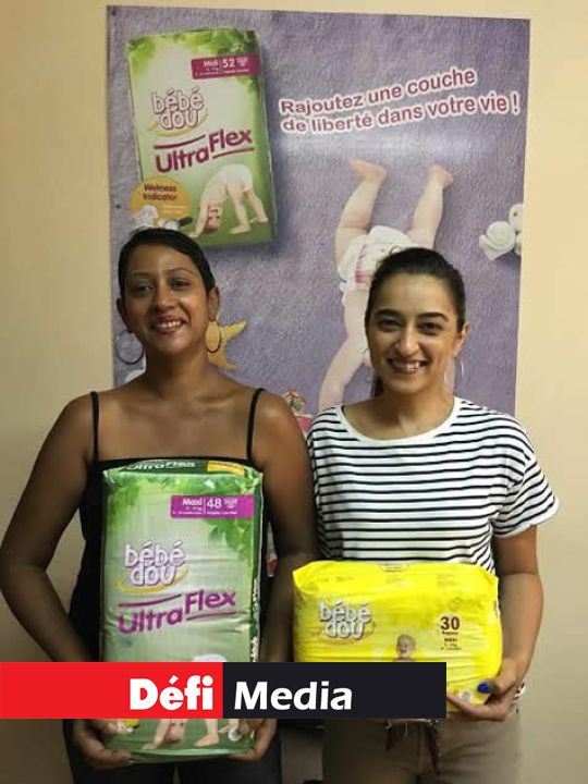 Les représentantes de chez Beau Bébé, qui offrira un an de couches et de lingettes.