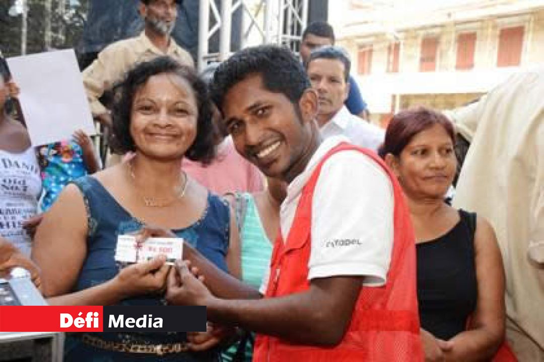 Jeannique Telvare de Rivière-des-Anguilles est repartie avec un voucher de Rs 500 remis par Kris Chedumbrun - Head of Marketing and Communication de Citadel.