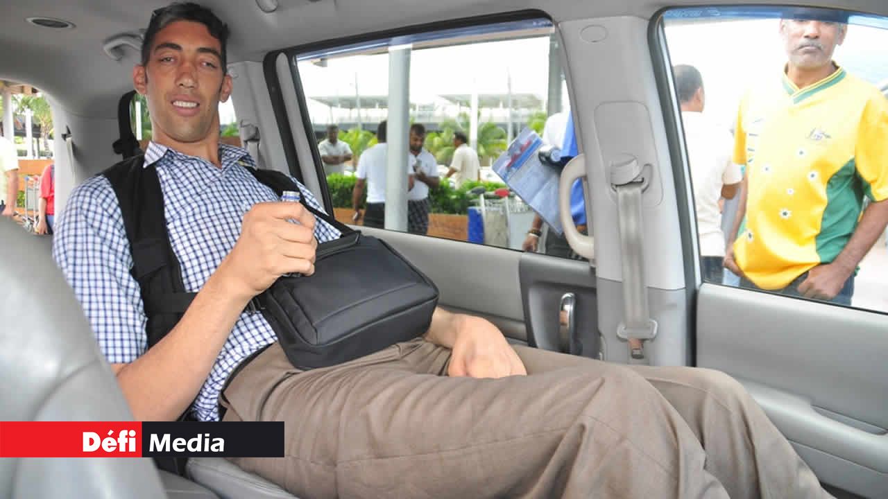 C’est à bord d’une voiture de sept places que le Turc a quitté l’aéroport.
