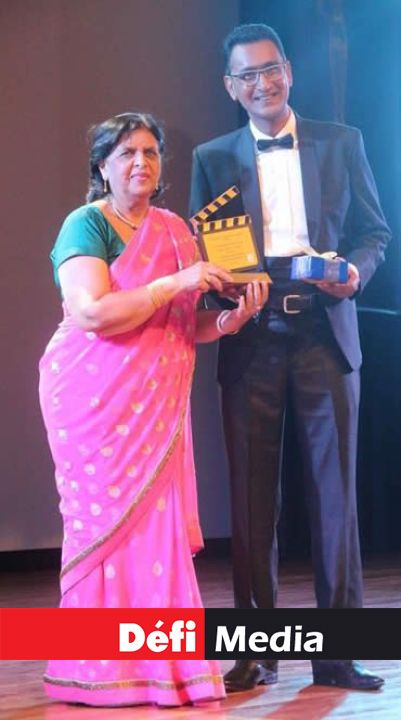 Lady Sarojini Jugnauth remettant un trophée
de la MFDC à Yousuf Manjoo, le 1er avril.