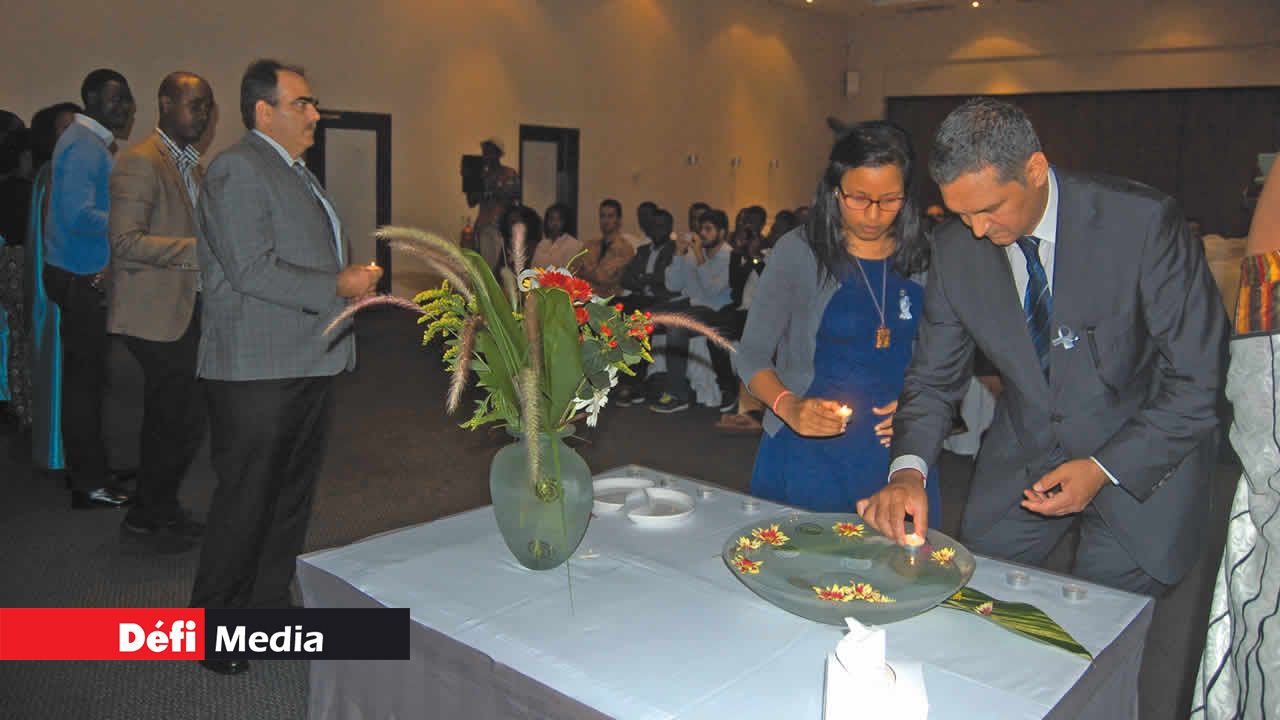 Nikesh Patel en compagnie de Daya Auckloo, du Lions Club d’Ébène, et Adam Moollan, président du Rotary Club of Port-Louis lors de la commémoration du génocide rwandais.
