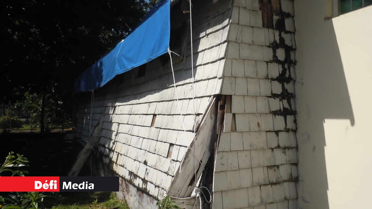 La bâche qui recouvre la toiture obstrue également les ouvertures.