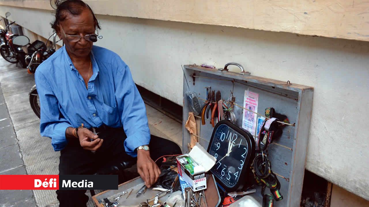 C’est sur le trottoir qu’Ashok Hauradhun exerce le métier d’horloger depuis 8 ans.