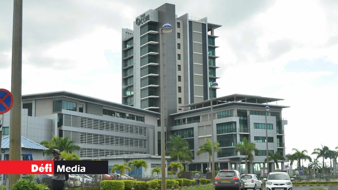 The Core, le bâtiment du Sugar Investment Trust, à la Cybercité, semble vide. Il abrite, en fait, un centre d’appels,
une branche d’une université publique ainsi qu’un centre de formation spécialisé dans les nouvelles technologies.