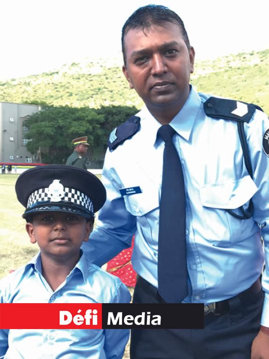 Le sergent Mohess et son fils.