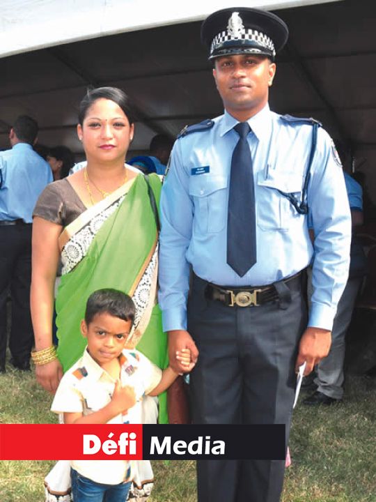 Le sergent Nitish Changia et sa famille.