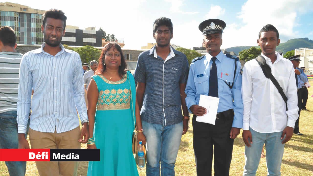 Le sergent Runglall posant avec de sa famille.