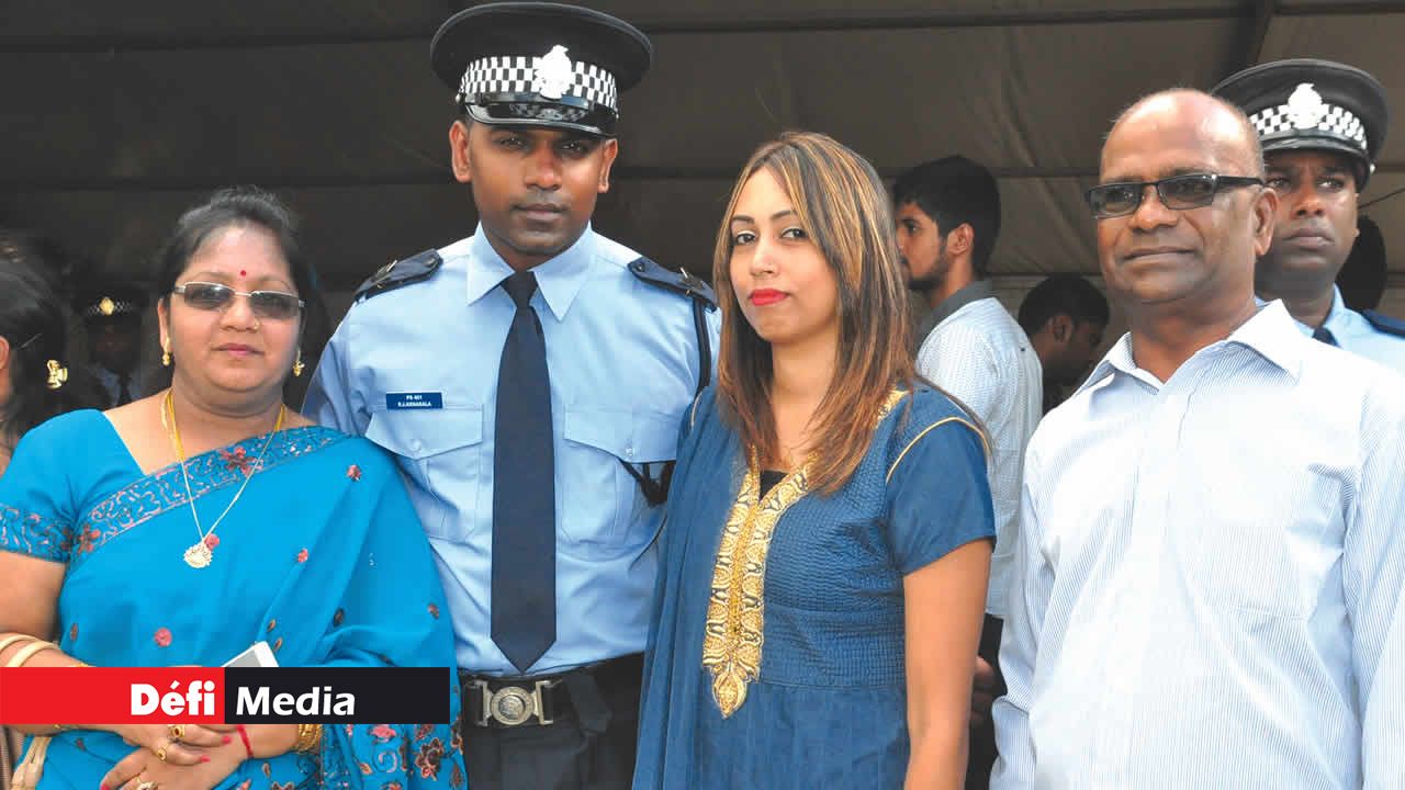 Le sergent Arnasala aux côtés de son épouse et de ses parents.