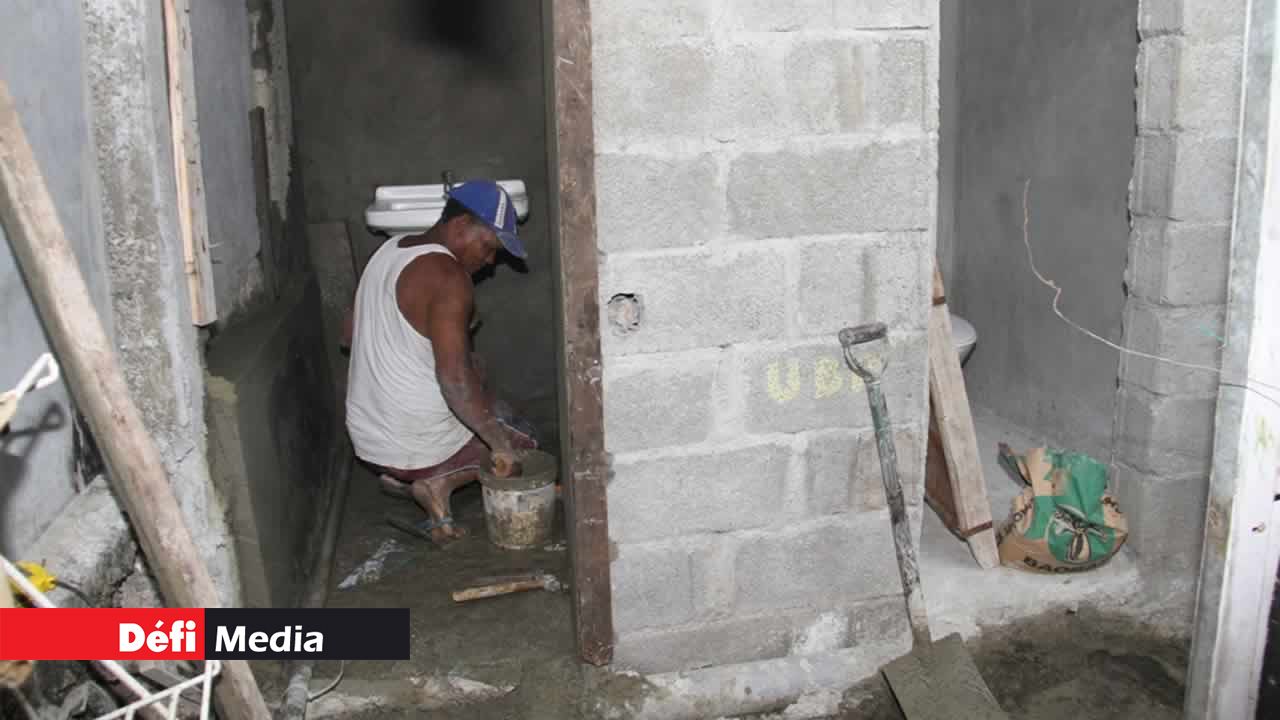 Un bon samaritain a fait construire des toilettes et une salle de bains pour la famille de Jessica.