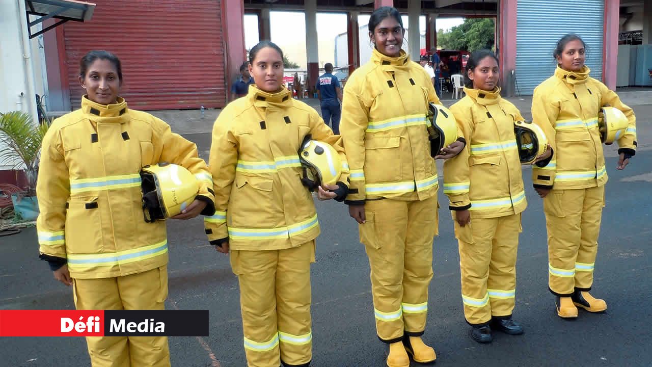 Les recrues féminines, avec Pehrine Bannoo au centre.