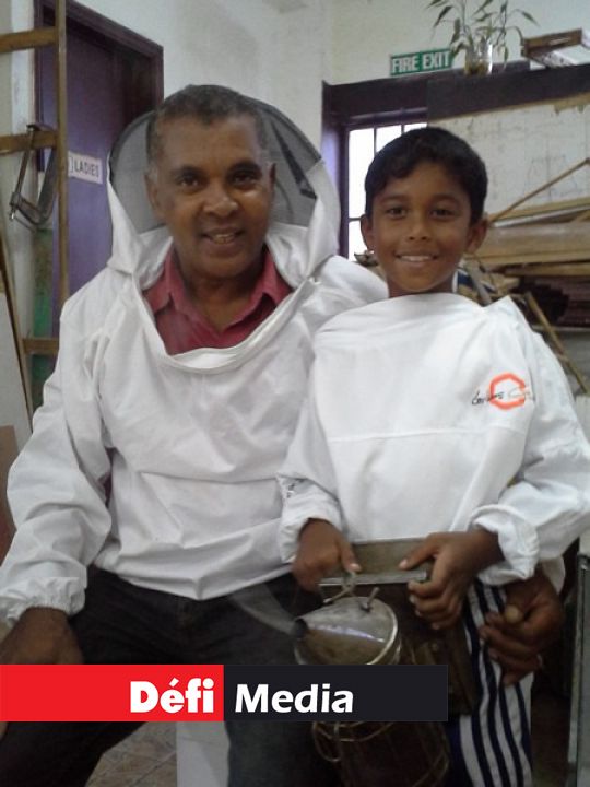 L’apiculteur voudrait que son fils lui emboîte le pas.