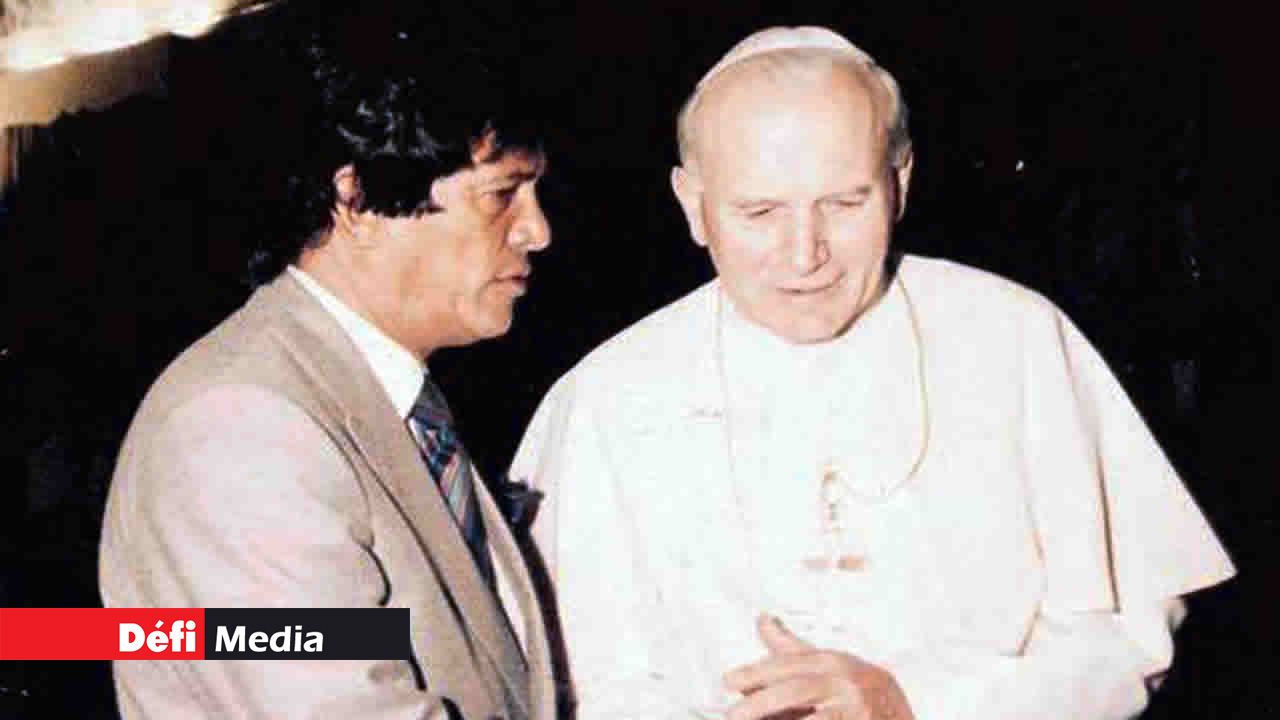 Reçu par Jean-Paul II au Vatican.