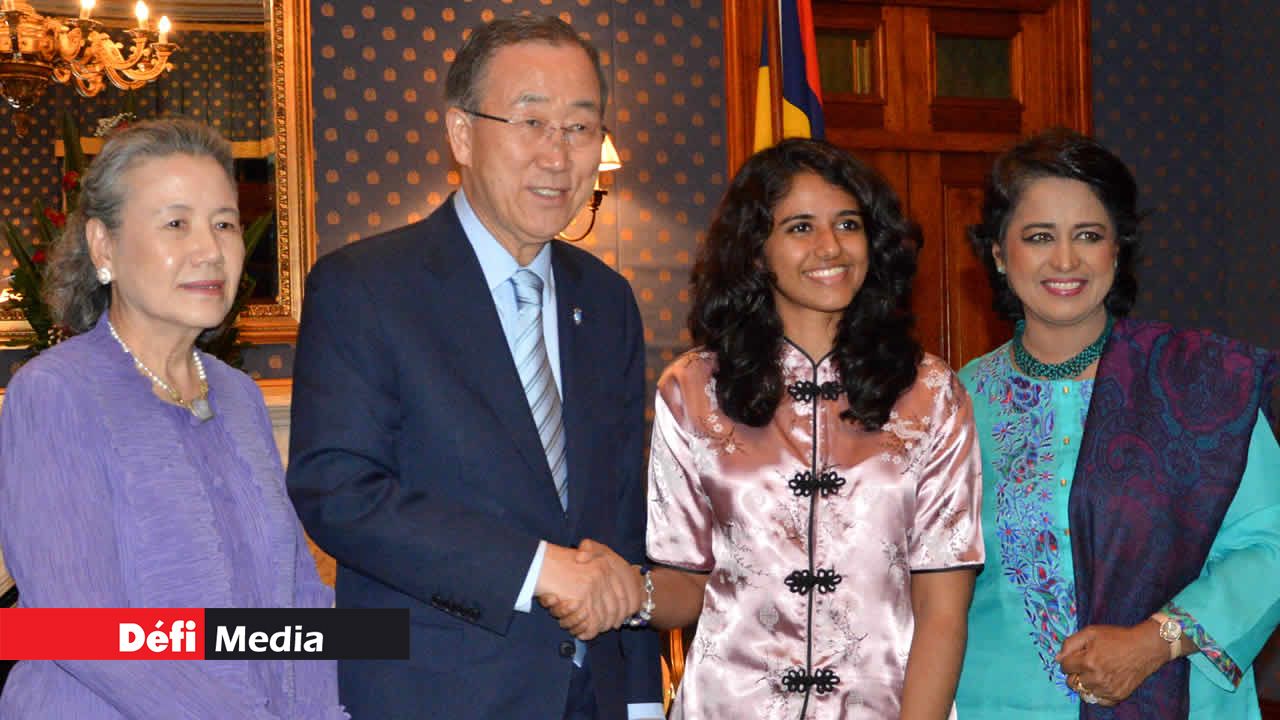 Ban Ki-moon, entouré de son épouse Yoo Soon-taek (à g.), de la
présidente de la République Ameenah Gurib-Fakim et de la fille de celle-ci.