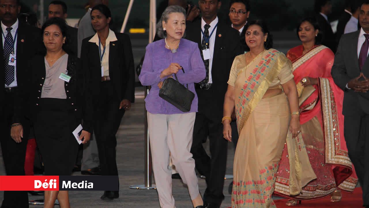 Yoo Soon-taek aux côtés de lady Jugnauth.