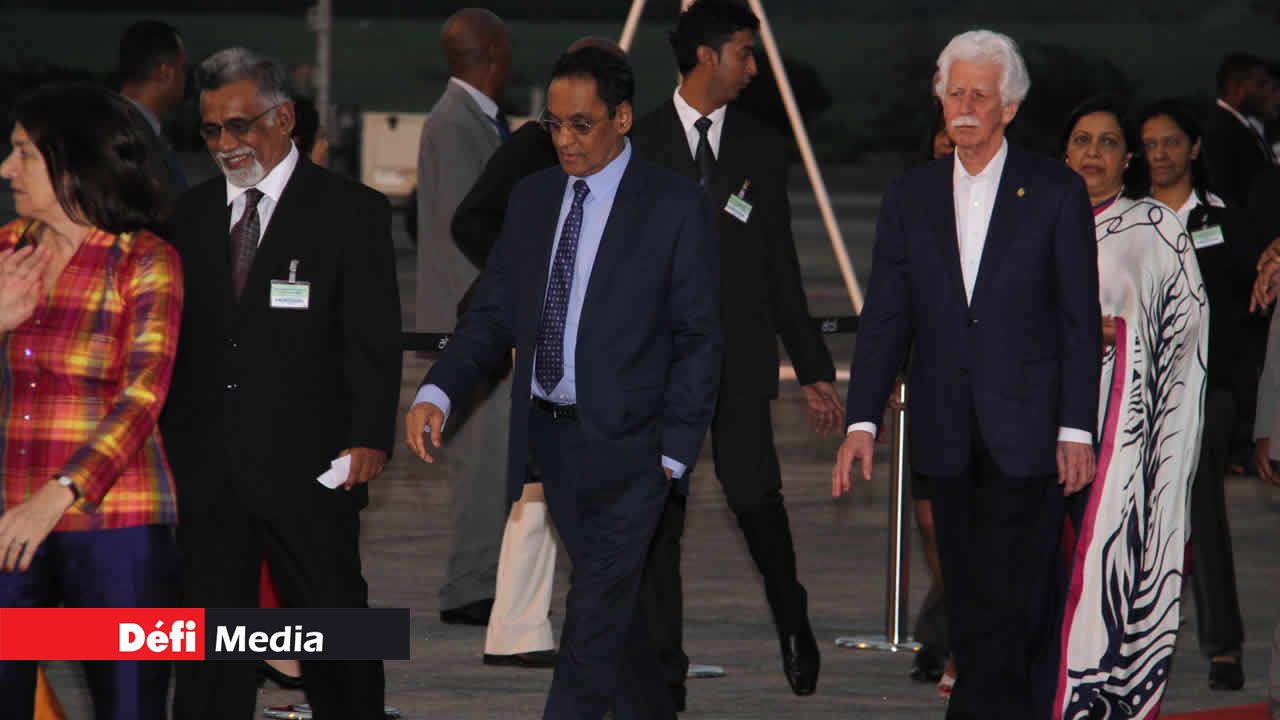 Vishnu Lutchmeenaraidoo et Paul Bérenger allant accueillir le secrétaire général de l’Onu.