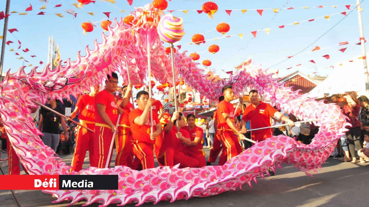Les membres du public ont pu assister à la valse des traditionnels dragons chinois.