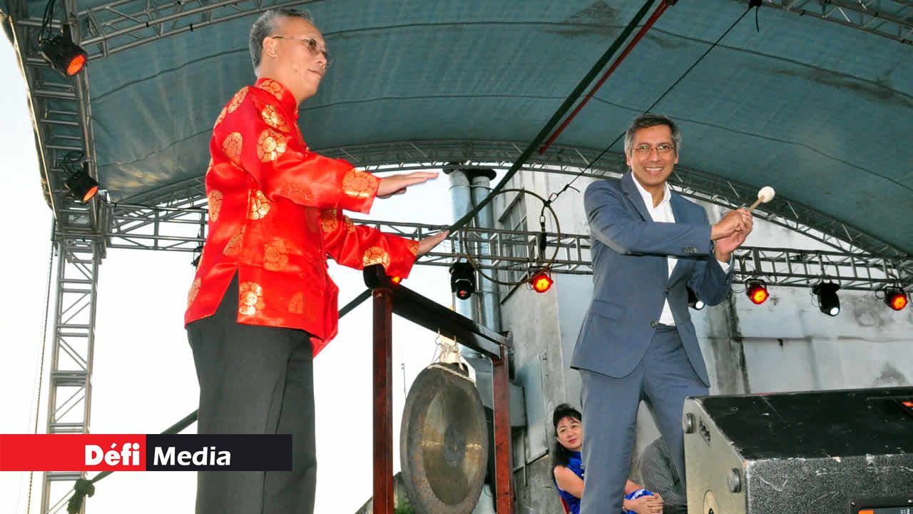 Xavier-Luc Duval est l’invité d’honneur du festival. C’est lui qui a donné le coup d’envoi des activités en frappant sur le gong.