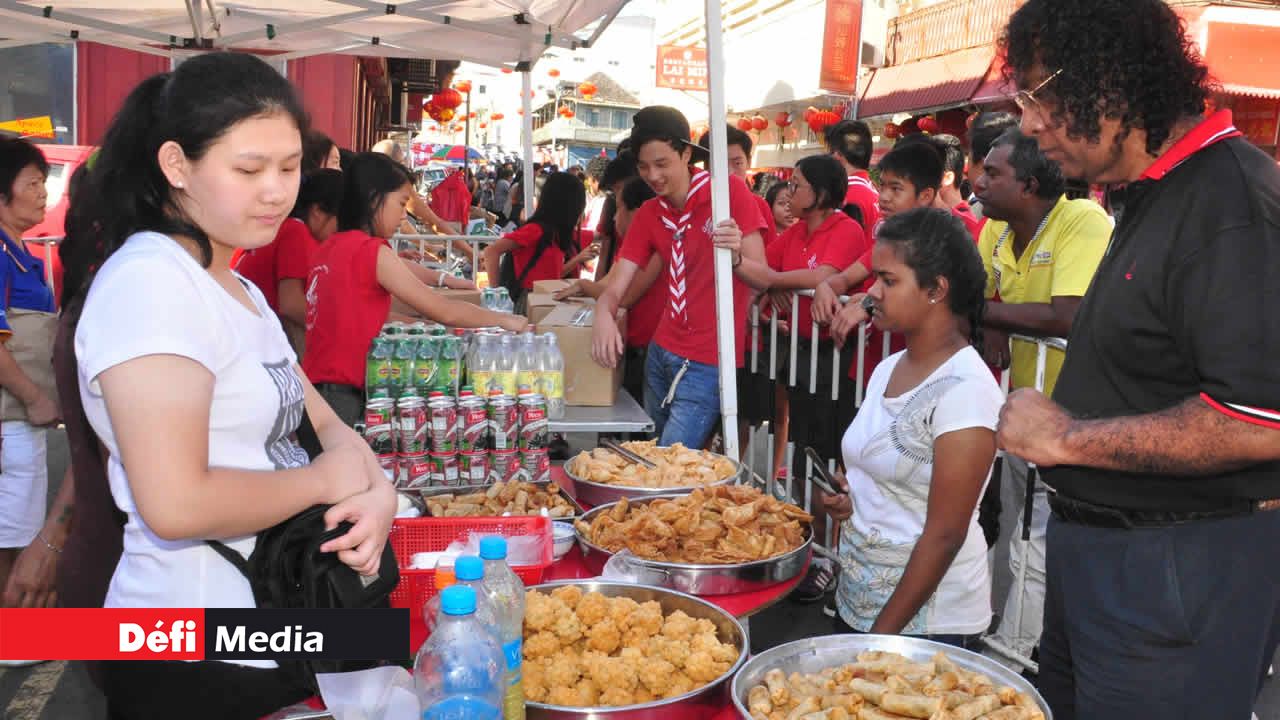 Les Mauriciens se sont bousculés devant les échoppes pour acheter les fameux ‘gato sinwa’.