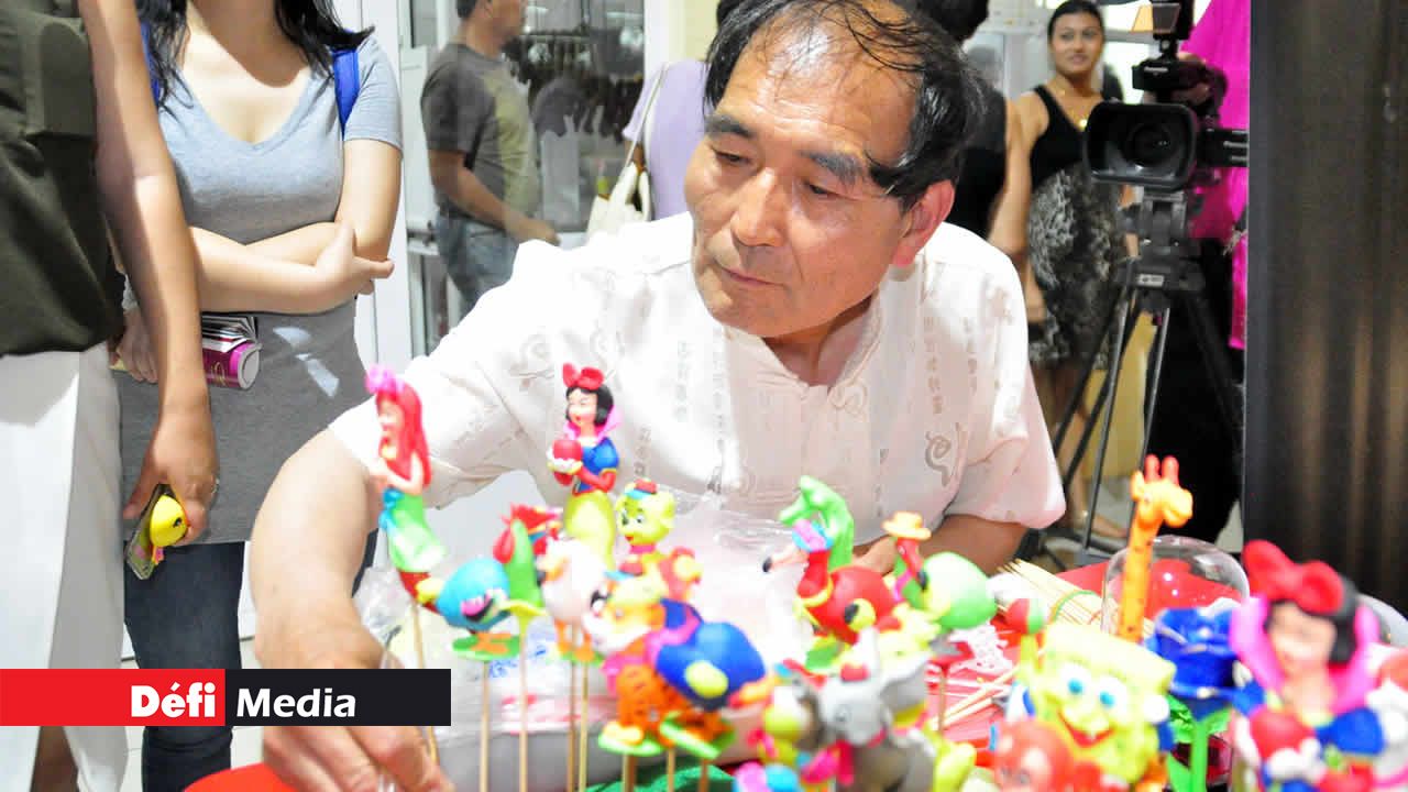 Yang Shu Xiang, qui est très connu à Tianjin, en Chine, sculpte de la farine pour en faire des figurines.
